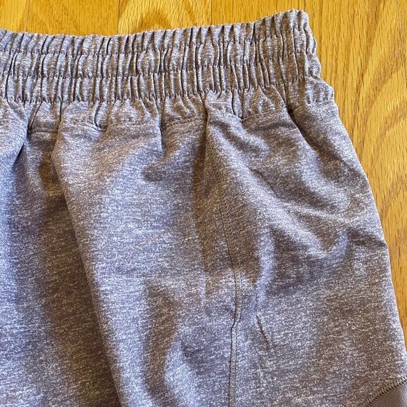Lululemon High-Waisted 2.5” Hotty Hot Shorts - Picture 4 of 7